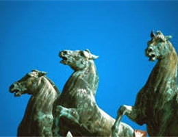 Sul colle nostro i tuoi cavalli doma