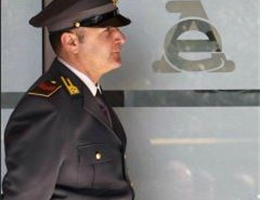 La G. di F. presidia l'Agenzia delle Entrate.