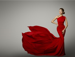 Seguite la Dama in rosso.